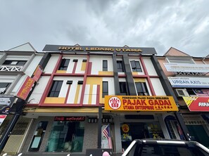 A hotel with a sign reading 'HOTEL LEDANG UTAMA' and a prominent 'PAJAK GADAI UTAMA ENTERPRISE' sign. - Ibilik Hotel @ Johor Bahru (Johor Bahru)