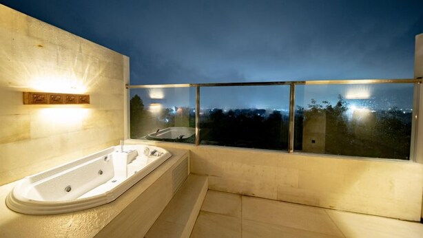 Bañera de hidromasaje exterior