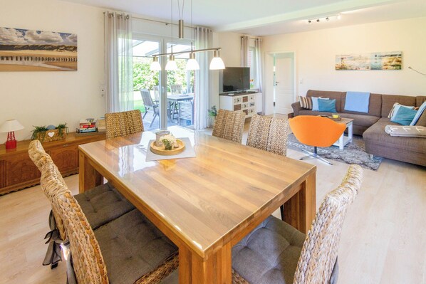 Dining - Vrbo Property (Dornumersiel)