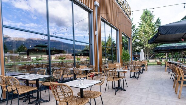 Outdoor dining - Woods Hotel Geneve-thoiry (Thoiry)