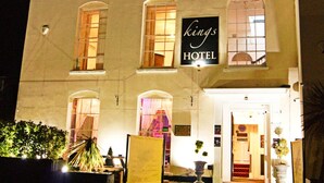 Unclassified image, 2 of 22, button - Kings Hotel (Newmarket)
