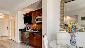 Dining - Sphere View - Signature MGM Resort Lucky Gem Penthouse & Luxury Suites 10817 (Las Vegas)