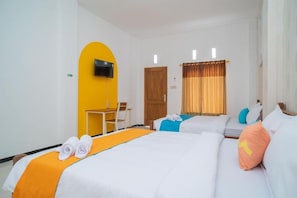 A hotel room with two beds, a desk, and a television on the wall. - Sans Hotel Queen Batu (Batu)
