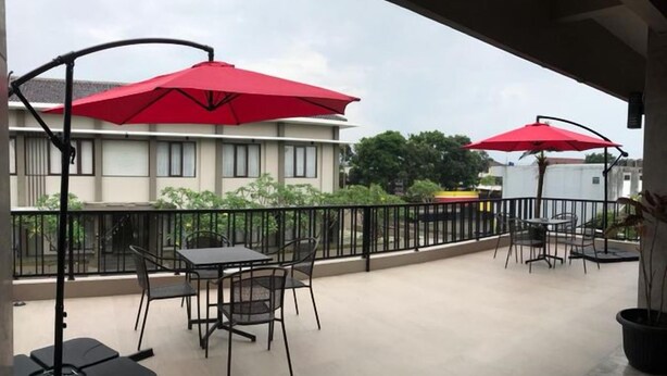 Outdoor dining - Hotel Wijaya Kusumah (Tasikmalaya)