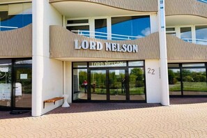 Um edifício com uma placa que diz 'LORD NELSON' e o número '22' na fachada.