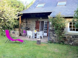 Outdoor dining - Ty Oceane 2, a row house with a garden and a furnished studio apartment (Erdeven)
