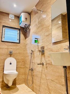 Un baño con inodoro, bidé y ducha.