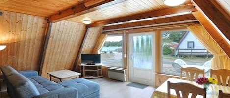 Una habitación acogedora con sofá, una mesita y televisor.