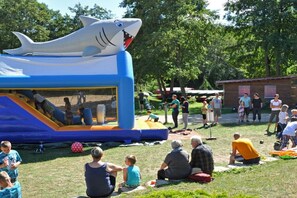 An inflatable shark ride with people around it. - Holiday island Tietzowsee - Finnish house (Zechlinerhütte)