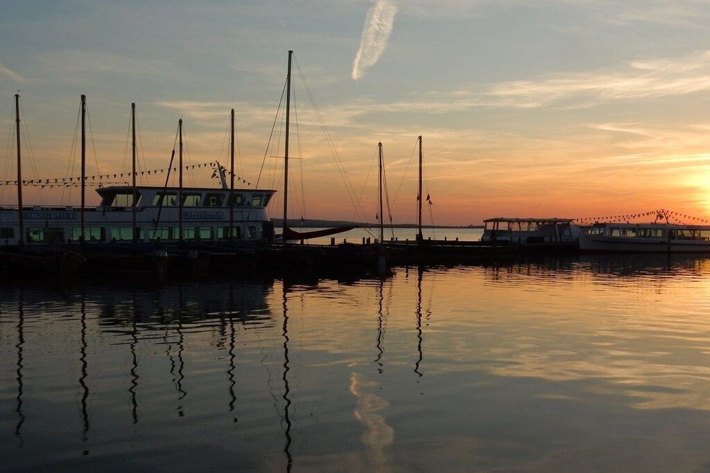 Una marina con barche ormeggiate al tramonto.