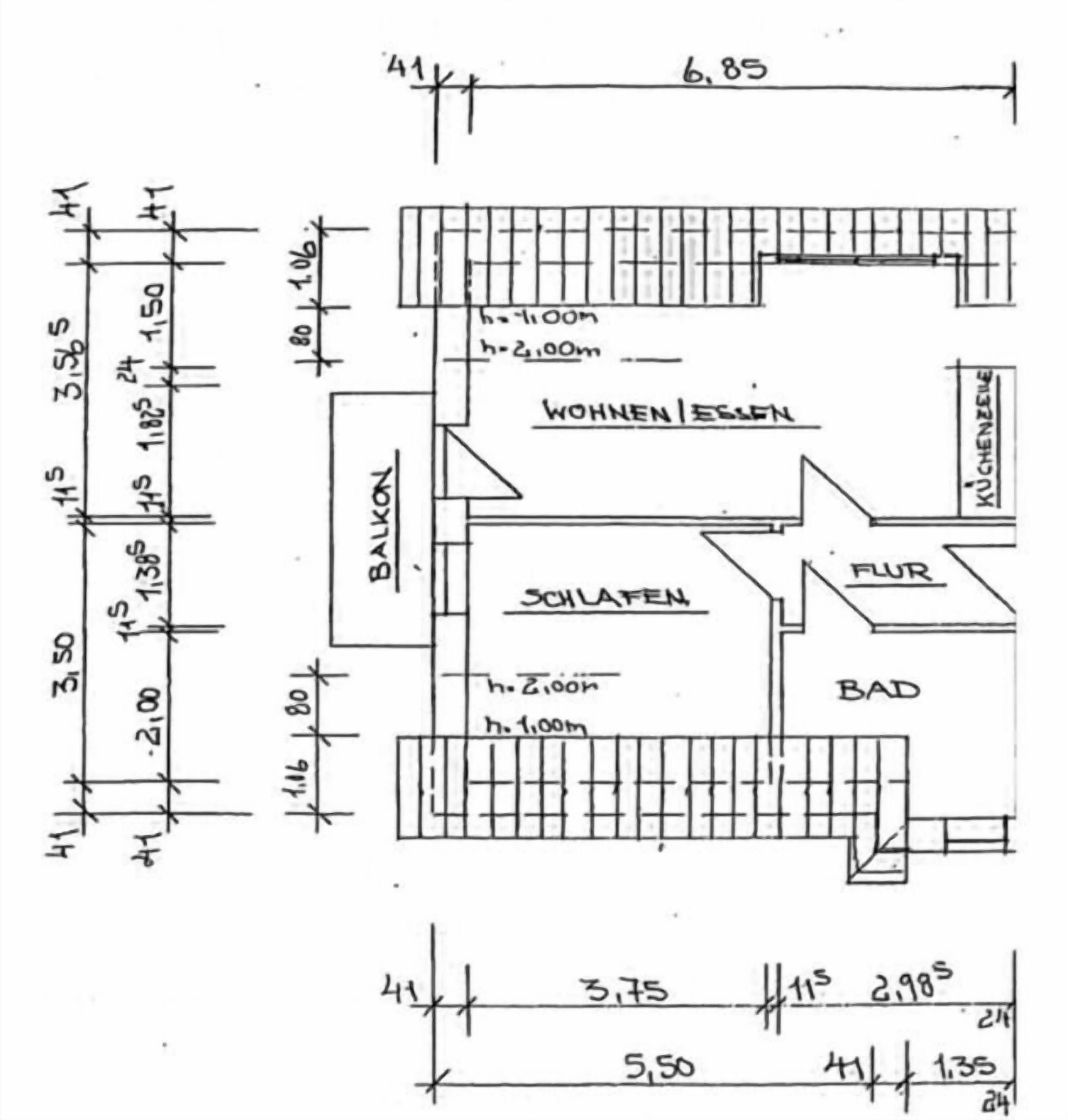 Un plan d’étage indiquant les différentes pièces, notamment un balcon, un salon et une cuisine.