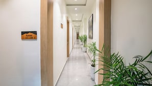 A hotel hallway with a sign indicating rooms 101-109.