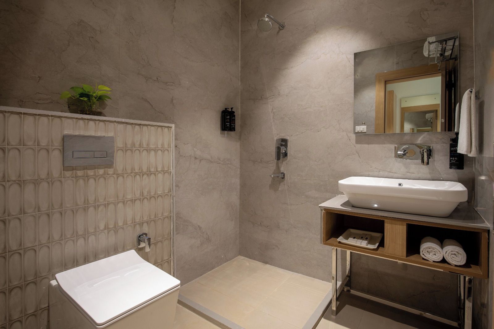 Habitación Deluxe doble | Baño | Artículos de higiene personal gratuitos, toallas, jabón y champú