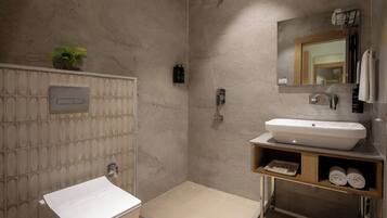 Habitación Deluxe doble | Baño | Artículos de higiene personal gratuitos, toallas, jabón y champú