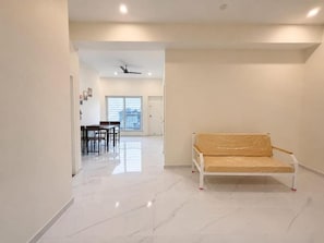 Căn hộ Deluxe, ban công, quang cảnh thành phố | Khu phòng khách