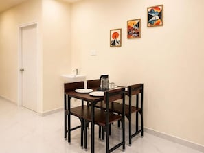 Căn hộ Deluxe, ban công, quang cảnh thành phố | Khu ăn uống