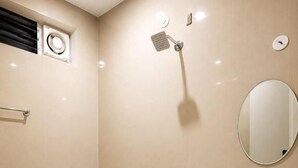 Un baño moderno con inodoro, bidé, lavamanos y ducha.