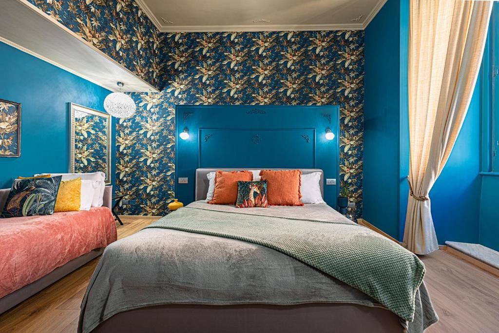 Un dormitorio con una cama grande, dos mesitas de noche y un tocador.