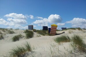 A sandy beach with dunes and a clear sky. - Holiday home in Borkum with swimming pool (Borkum)