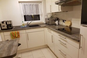 A small kitchenette with a microwave, toaster, and coffee maker. - Peter's House on the Teupitzsee Canal (Schwerin)