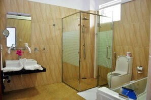 Deluxe-Suite, Balkon, Flussblick | Badezimmer