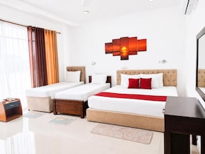 Familien-Suite, Balkon, Flussblick | Zimmersafe, schallisolierte Zimmer, Bügeleisen/Bügelbrett