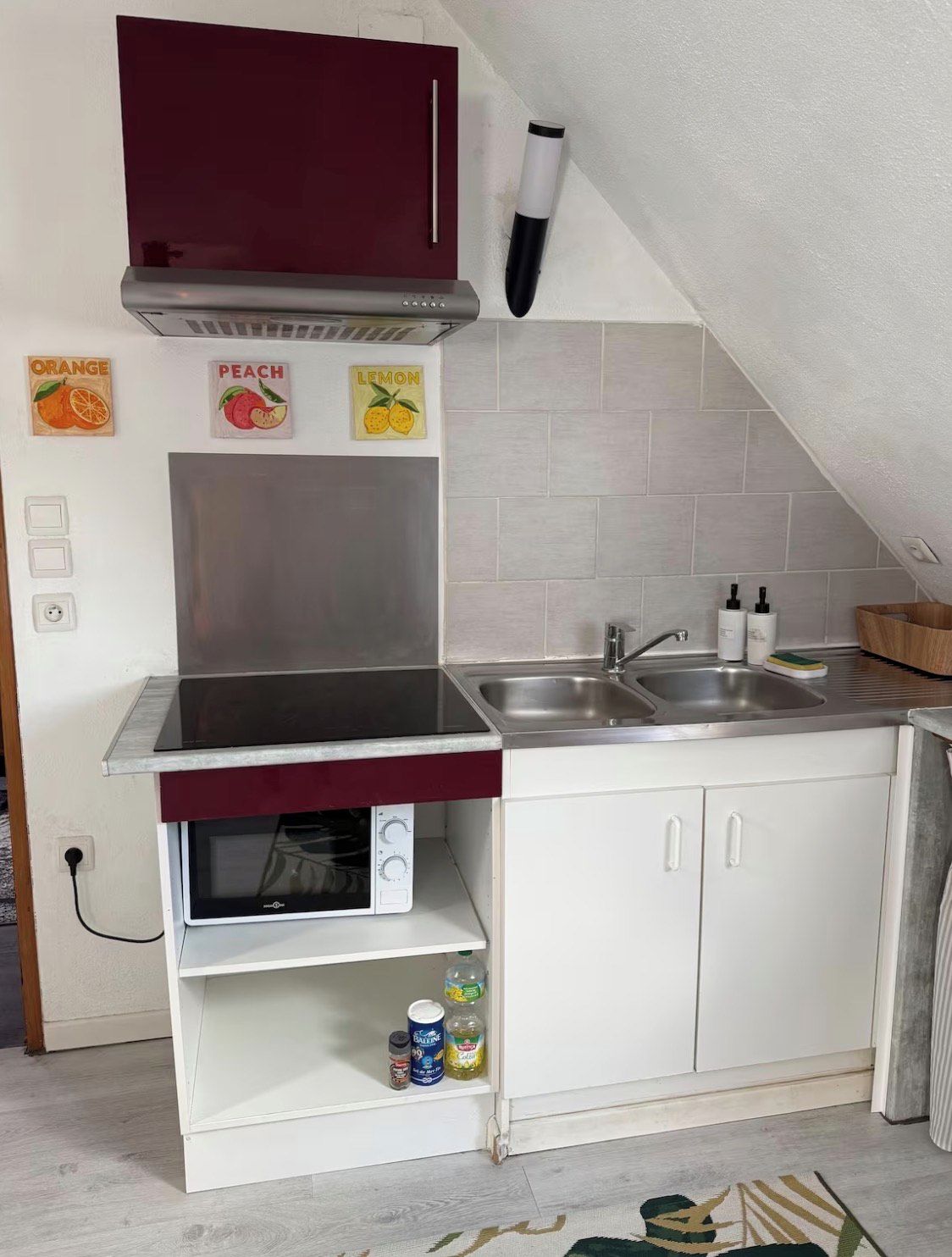 Coffee/tea maker, fridge, microwave, stovetop