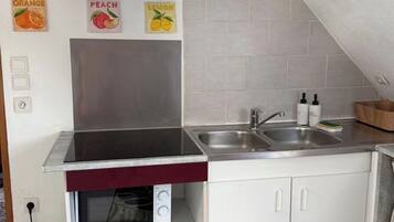 Coffee/tea maker, fridge, microwave, stovetop