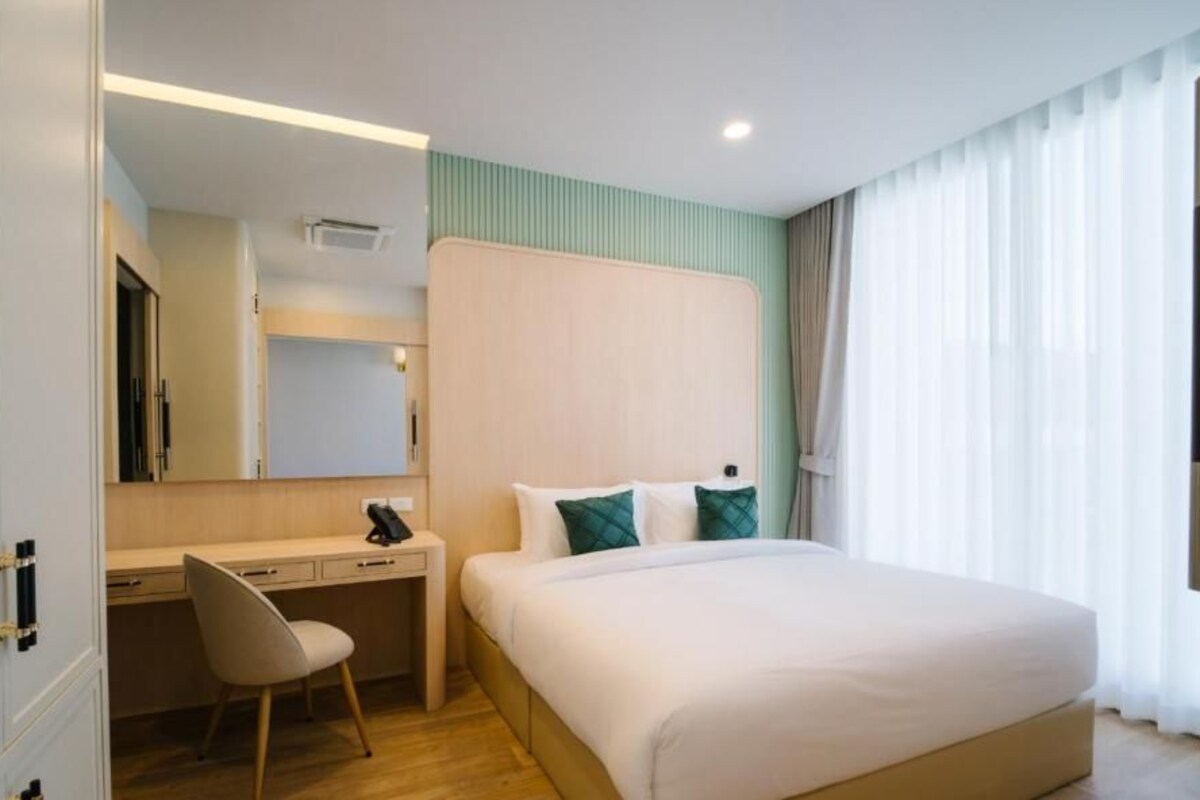 Deluxe Single Room, 1 Katil Raja (King), Balcony, Park View | Langsir/tirai gelap terus, seterika/papan seterika, Wi-fi percuma 