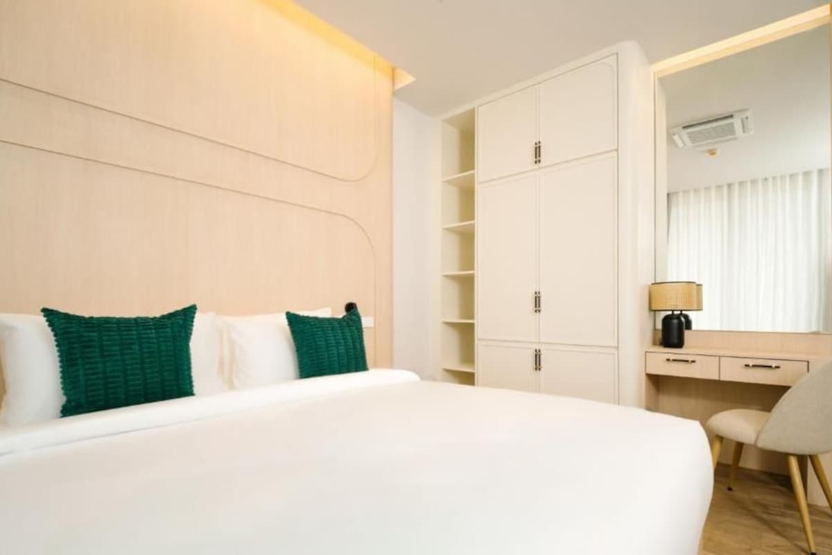 Deluxe Triple Room, Berbilang Katil, Balcony, Pool View | Langsir/tirai gelap terus, seterika/papan seterika, Wi-fi percuma 