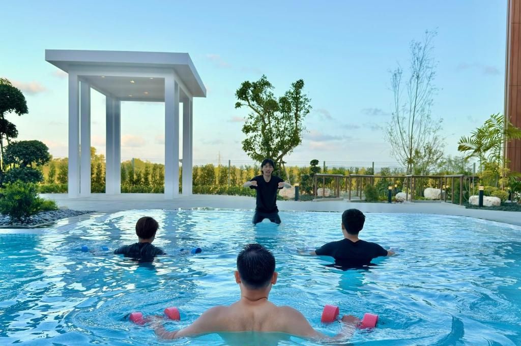 Indoor pool, outdoor pool, open 7:00 AM to 8:00 PM, free cabanas