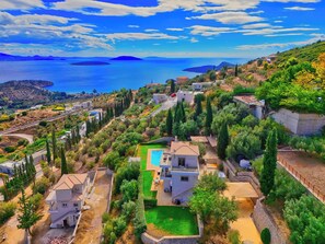 A coastal residential area with houses, a swimming pool, and a view of the sea. - Villa Artemis, Tolo, Nafplio (Tolo)