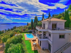 A two-story house with a pool, a balcony, and a view of the sea. - Villa Artemis, Tolo, Nafplio (Tolo)
