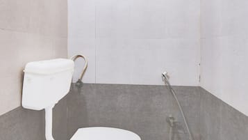Classic Room | Bathroom | Towels, soap, shampoo, toilet paper