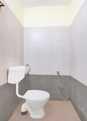 Habitación clásica | Baño | Toallas, jabón, champú y papel higiénico