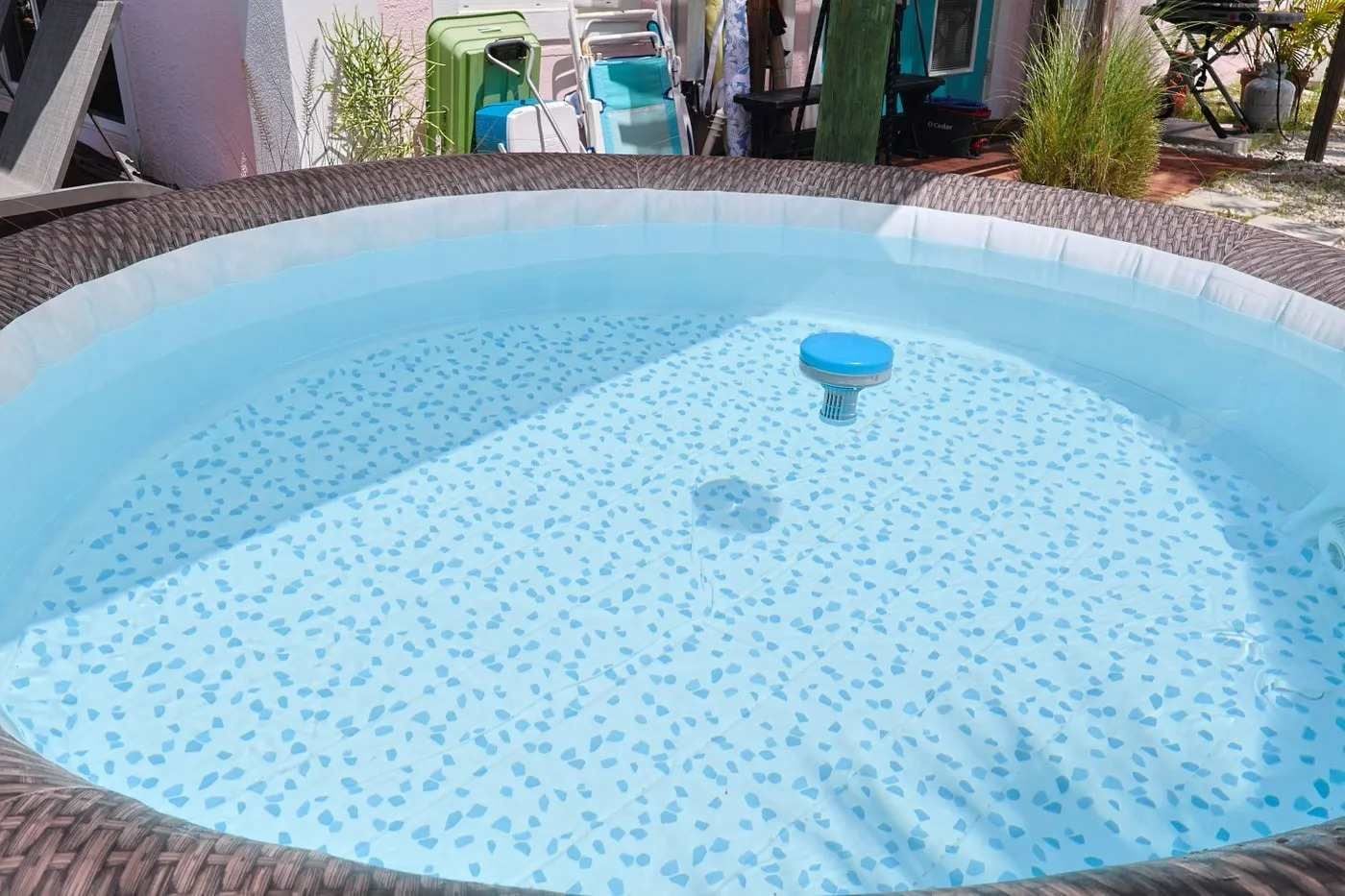 Una piscina circular con interior azul y desagüe central.