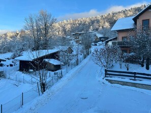 Un pueblo cubierto de nieve con edificios y un cielo despejado.