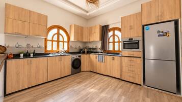 Coffee/tea maker, fridge, oven, stovetop