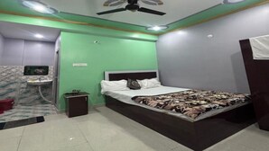 Desk, laptop workspace - Hotel Laxmi Inn (Bihta)