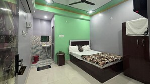 Desk, laptop workspace - Hotel Laxmi Inn (Bihta)