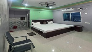 Desk, laptop workspace - Hotel Laxmi Inn (Bihta)