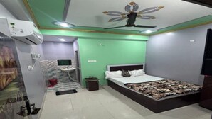 Desk, laptop workspace - Hotel Laxmi Inn (Bihta)