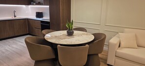 Eine moderne Küche mit Einbauherd, Spüle und Arbeitsplatte.