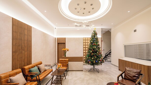Uma sala de estar moderna com um sofá de couro, uma mesa de centro e um pinheiro de Natal.