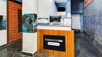 Un mostrador de recepción con un cartel que indica que es de servicio de la empresa.