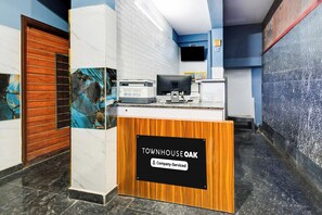 Un mostrador de recepción con un cartel que indica que es de servicio de la empresa.