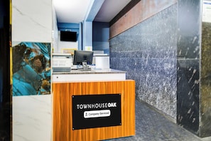 Una mesa de recepción con un cartel que dice 'Townhouse Oak Company-Serviced'.