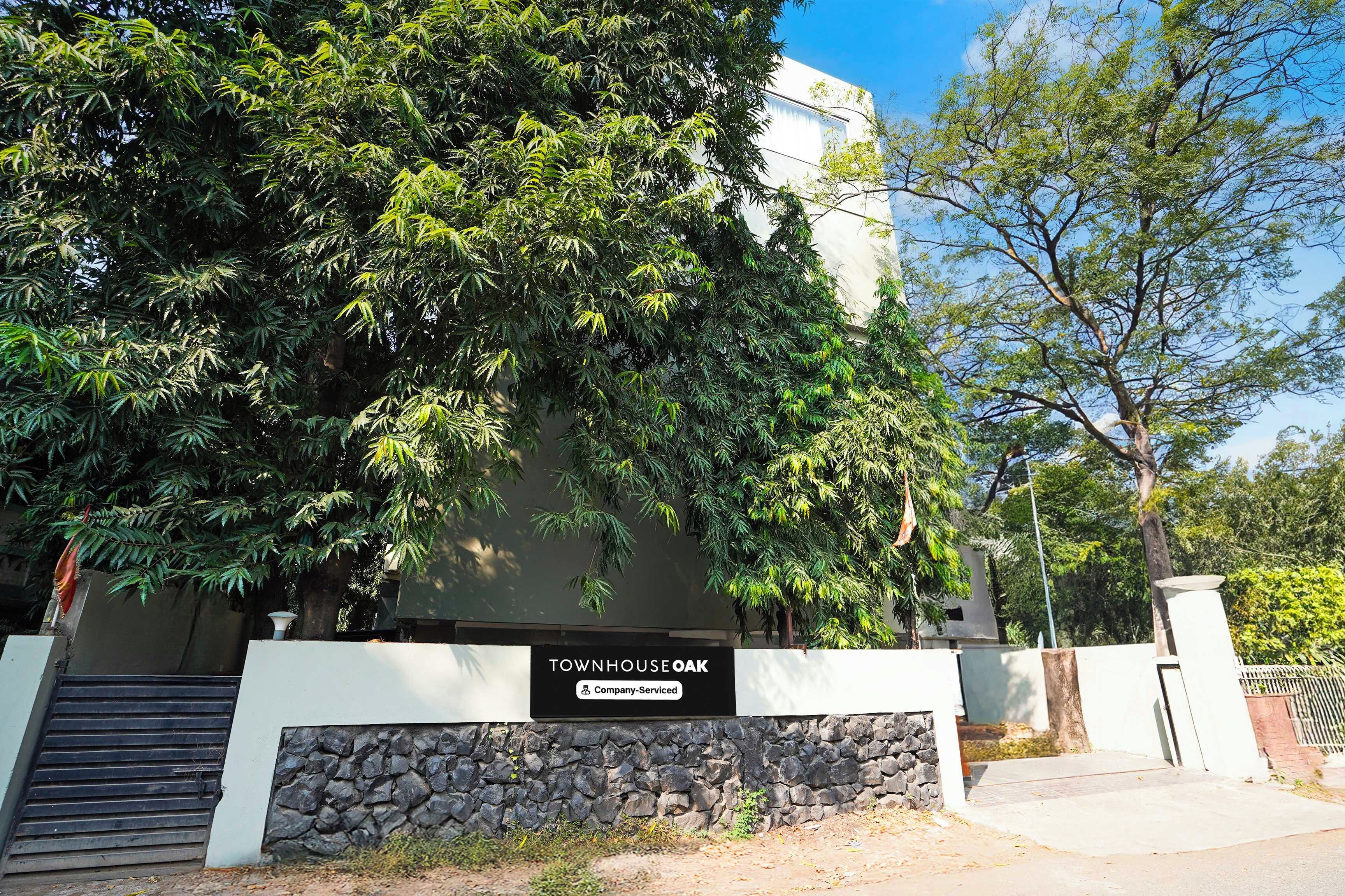 A building with a sign reading 'TOWNHOUSE OAK Company-Serviced.'
