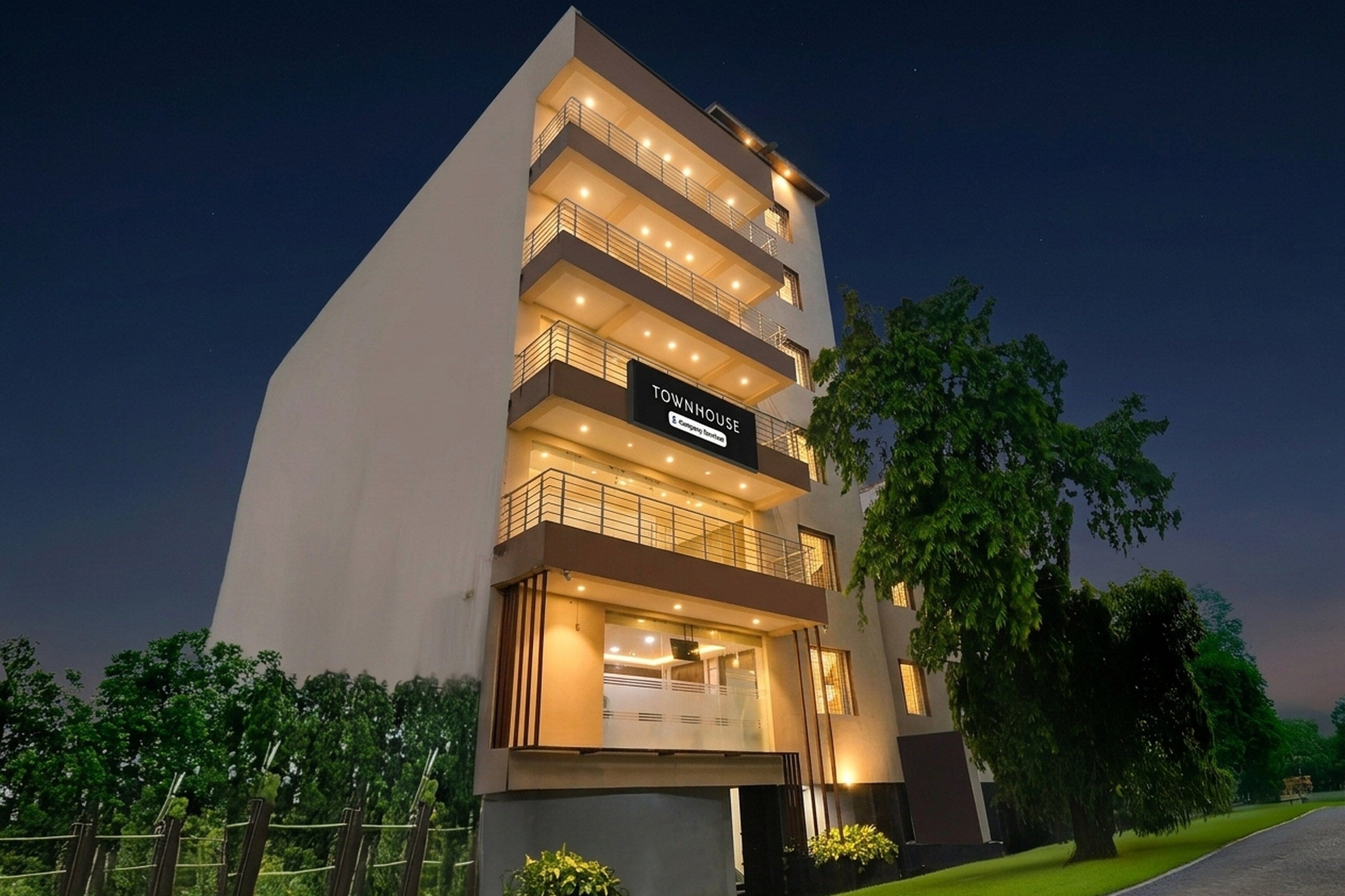 A multi-story hotel with a sign reading 'TOUMHOUSE'.