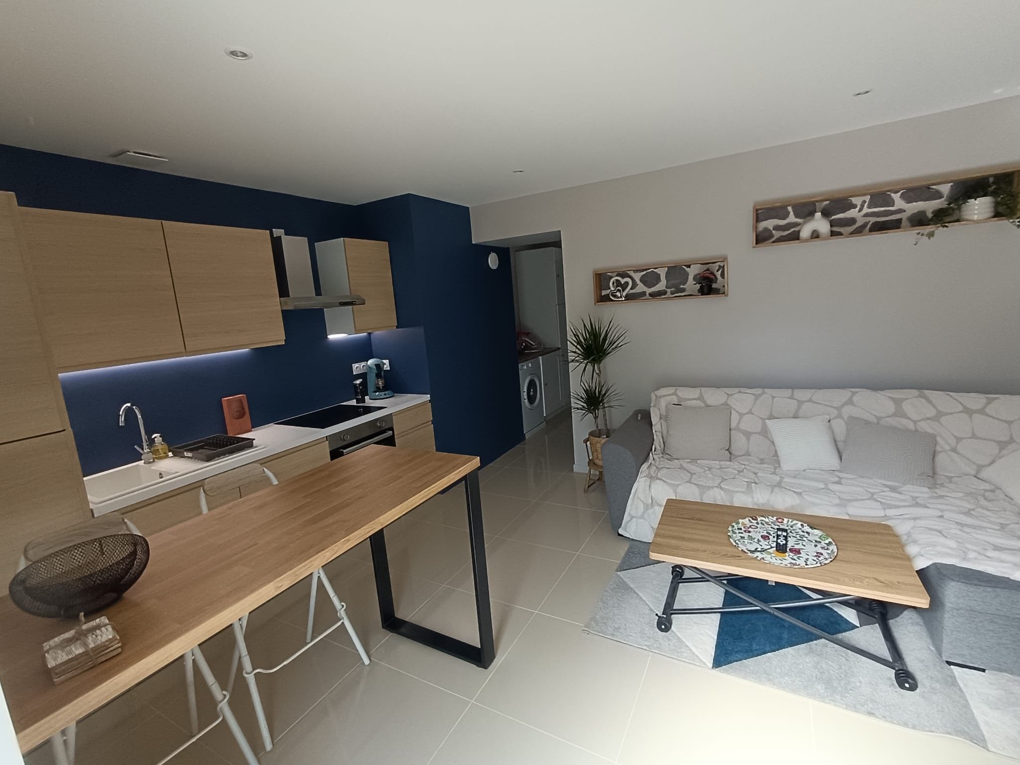 Un apartamento moderno con cocina, comedor y sala de estar.